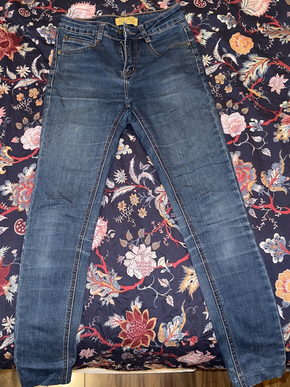 Mid-Rise Women's Skinny Jeans in Indigo Wash